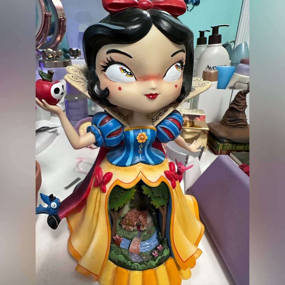 Miss Mindy light up Snow White.